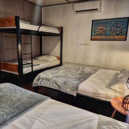 Treehouse Hostel Kuching Bagian luar foto