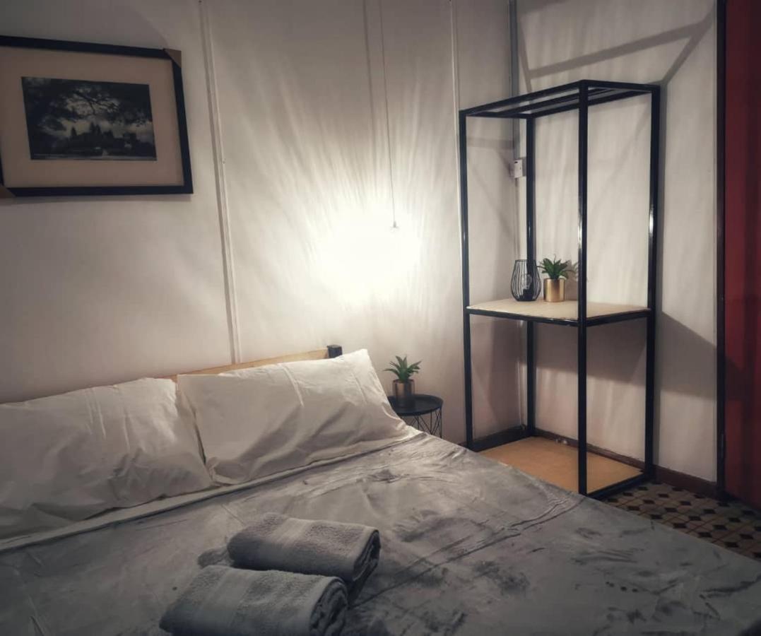 Treehouse Hostel Kuching Bagian luar foto