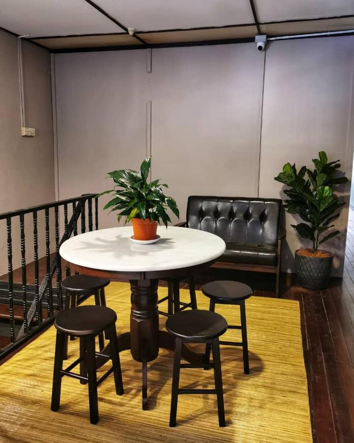 Treehouse Hostel Kuching Bagian luar foto