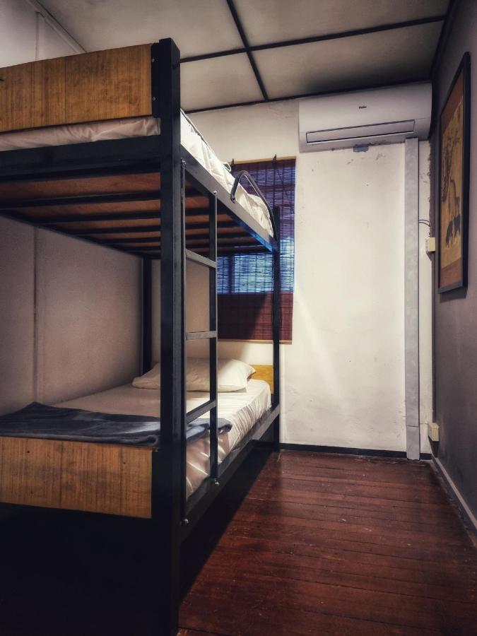 Treehouse Hostel Kuching Bagian luar foto
