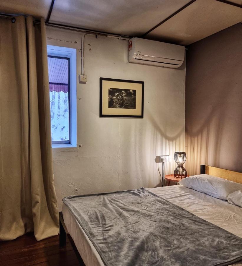 Treehouse Hostel Kuching Bagian luar foto