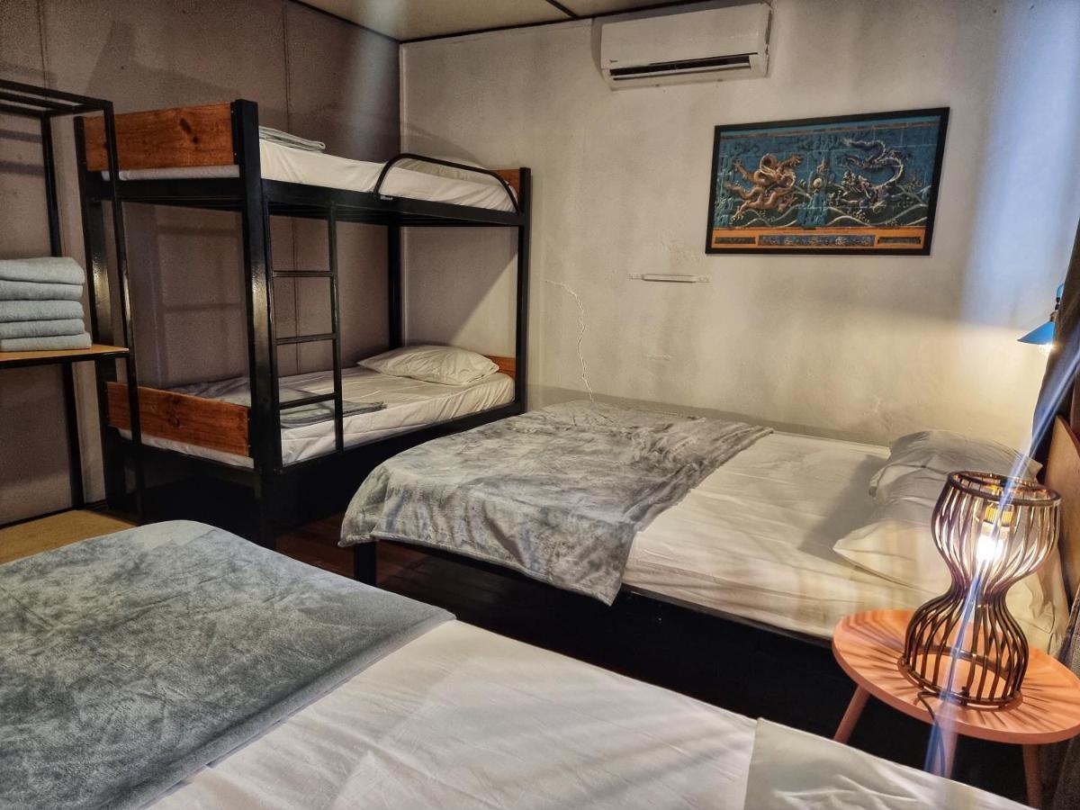 Treehouse Hostel Kuching Bagian luar foto