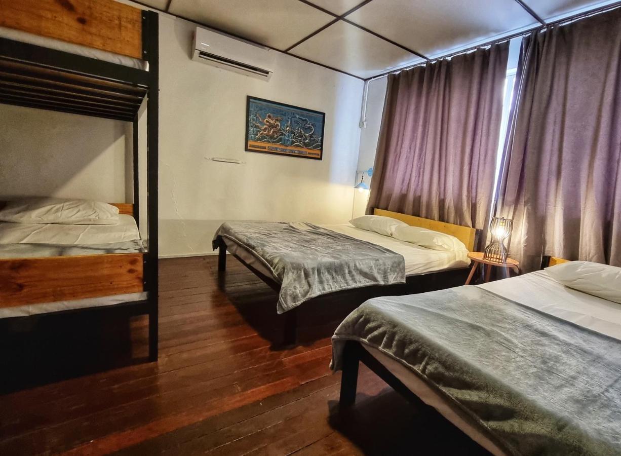 Treehouse Hostel Kuching Bagian luar foto